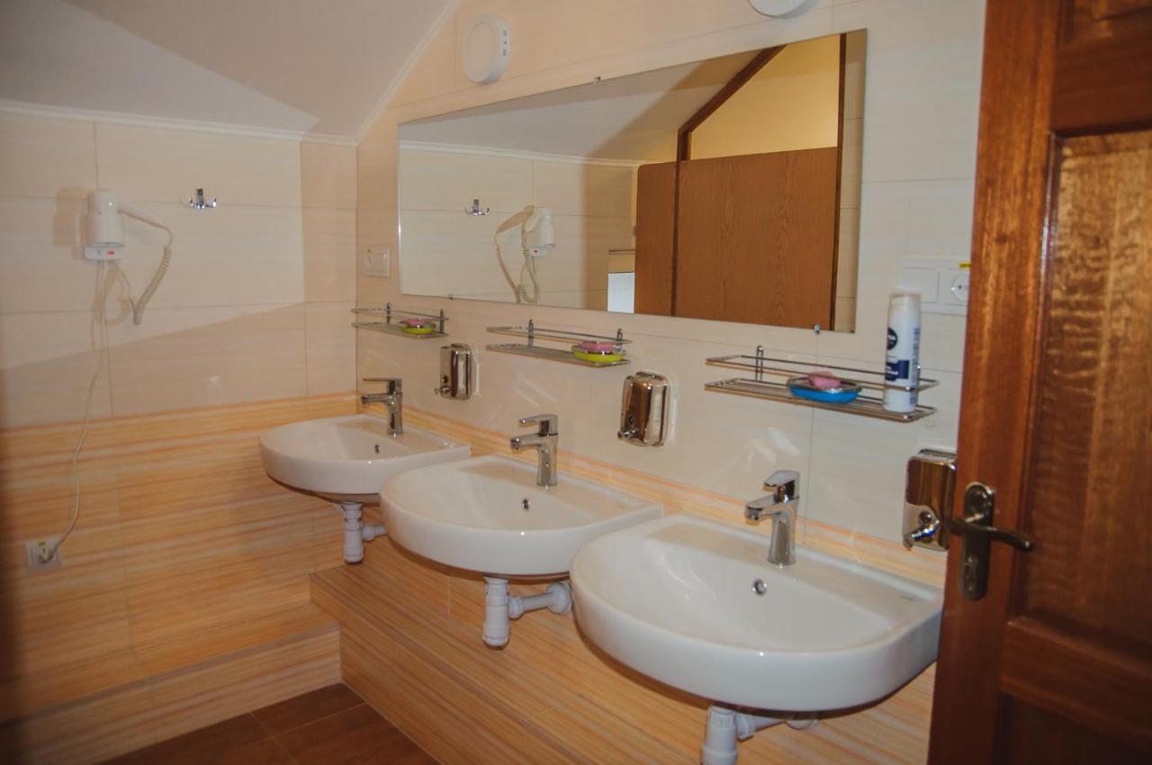 Hostel Stozhary Τερνόπιλ Εξωτερικό φωτογραφία
